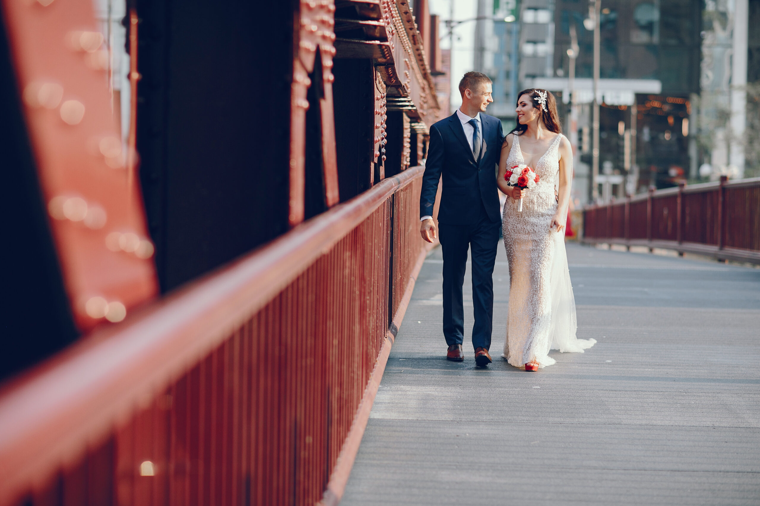 Hochzeitsritual an der Brücke