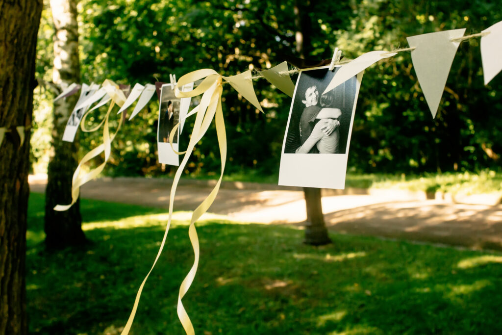Polaroidbilder an Girlande als Hochzeitsdeko