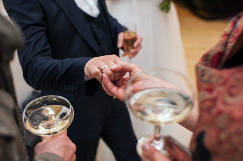 Bräutigam zeigt Hochzeitsgesellschaft seinen Ehering