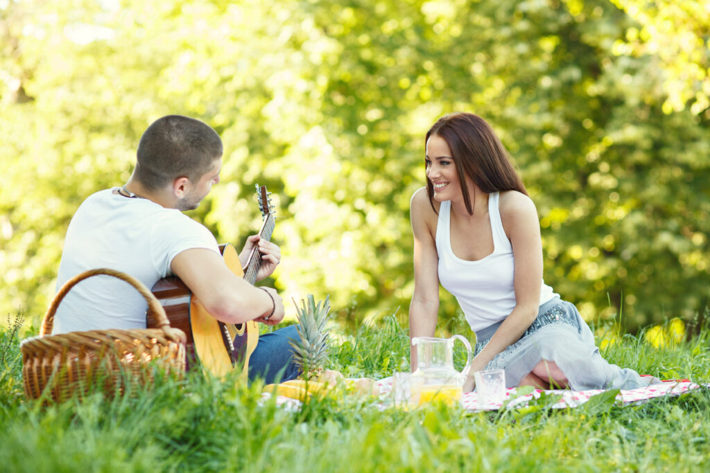 Junges Ehepaar hat Picknick-Date im Park