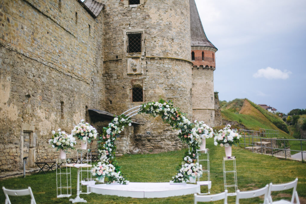 Hochzeitsfeier an einem alten Schloss