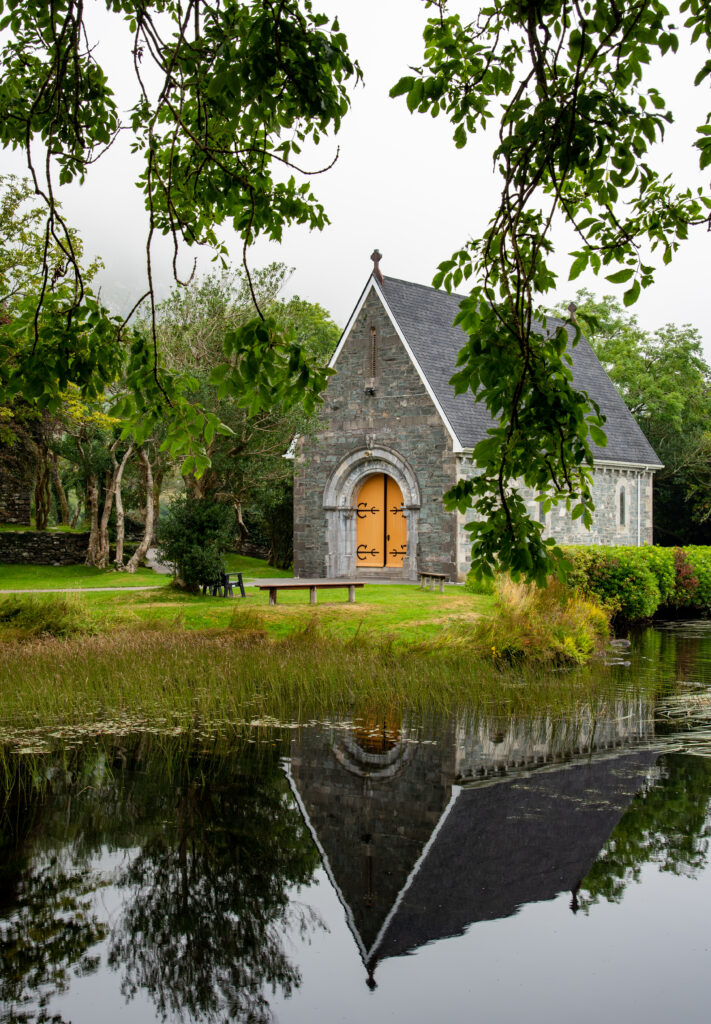 Destination Wedding Irland Kapelle am See