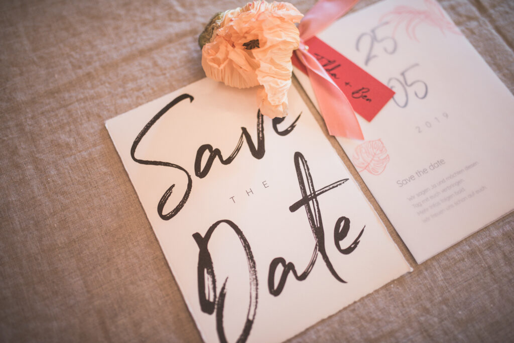 Schwarz-weiße Save-the-Date-Karte Hochzeit