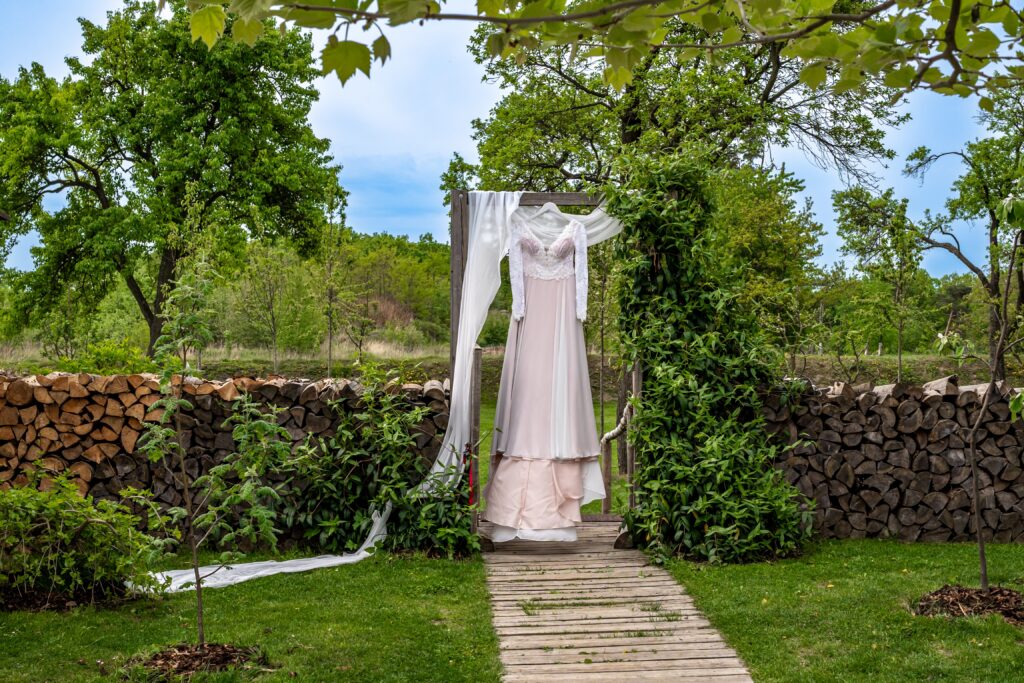 Brautkleid im Garten