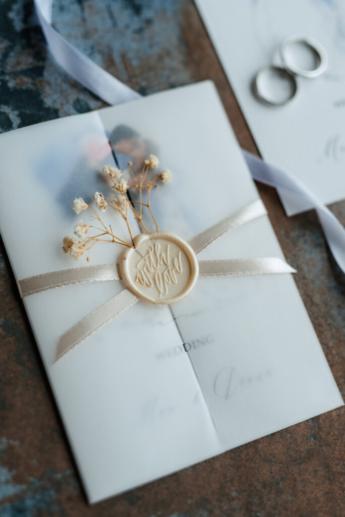 Selbst gebastelte Hochzeitseinladung mit Siegel und Trockenblumen