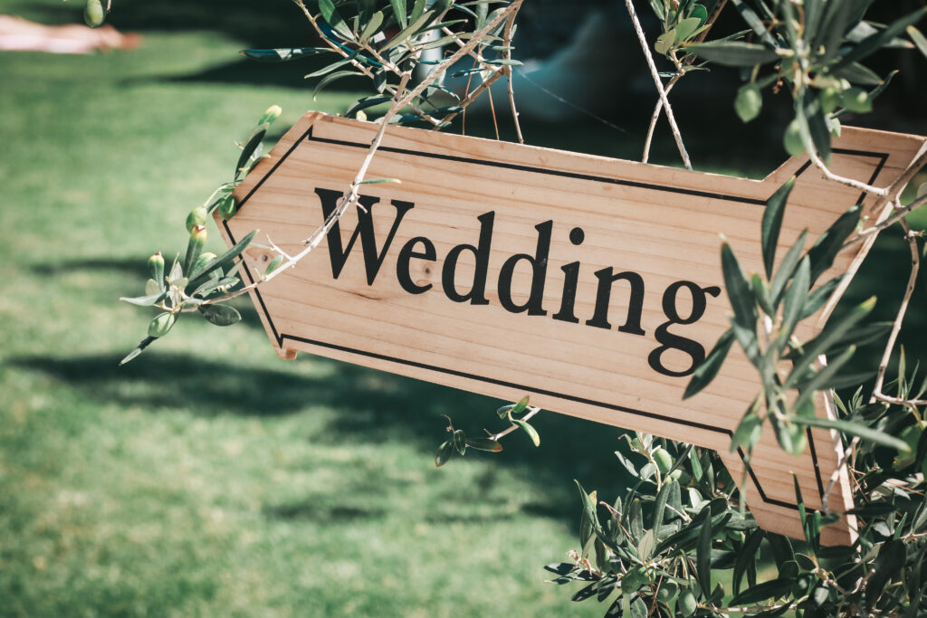 Schild Wedding bei Gartenhochzeit DIY-Deko