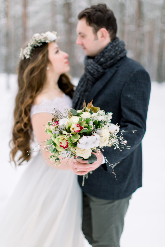 Braut und Bräutigam Hochzeit im Schnee