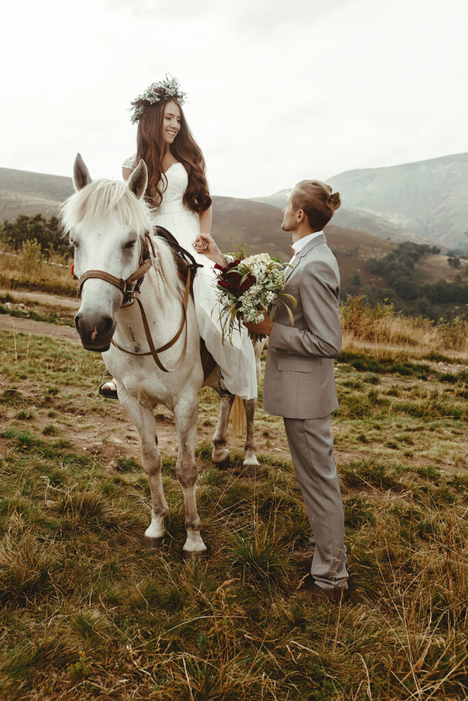 Boho Hochzeitsfotos Braut auf einem Pferd