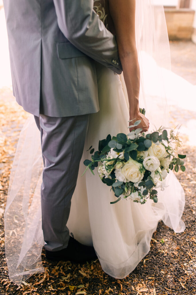 Braut und Bräutigam mit weiß grünem Brautstrauß