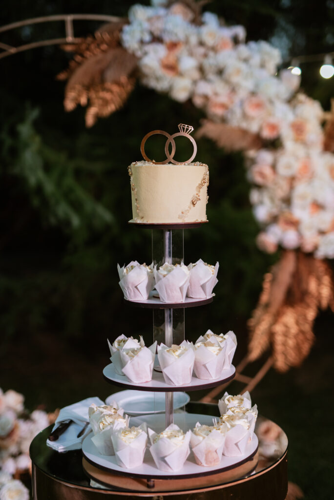 Etagere mit Hochzeitstorte und Cupcakes