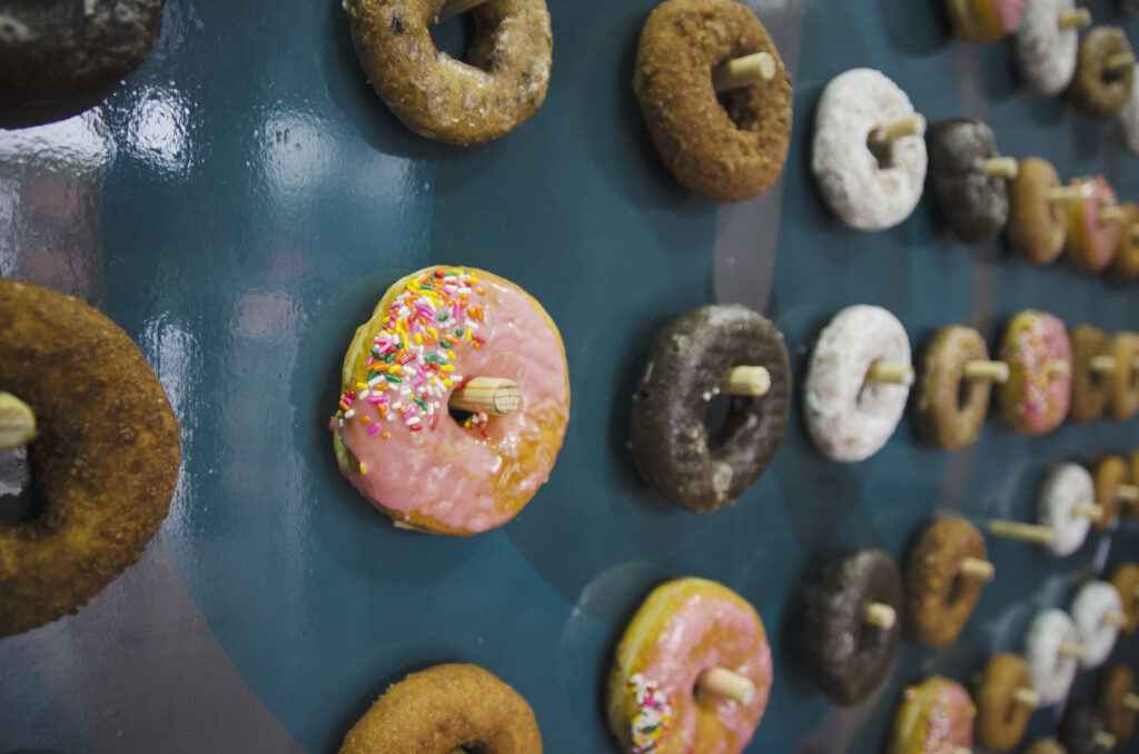 Donut-Wall als Alternative zur Hochzeitstorte