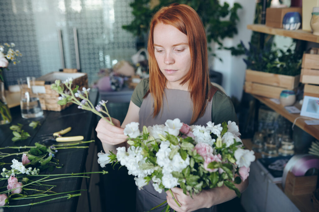 Floristin erstellt Blumendeko Hochzeit und Brautstrauß