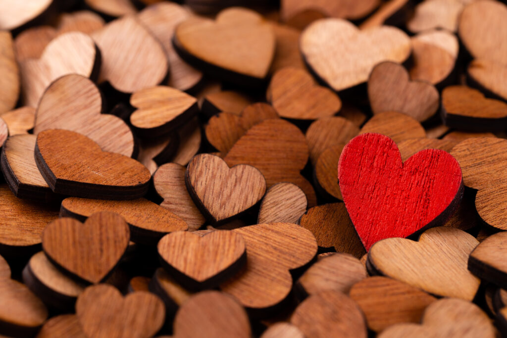 Herzen aus Holz für Gästebox auf Hochzeit