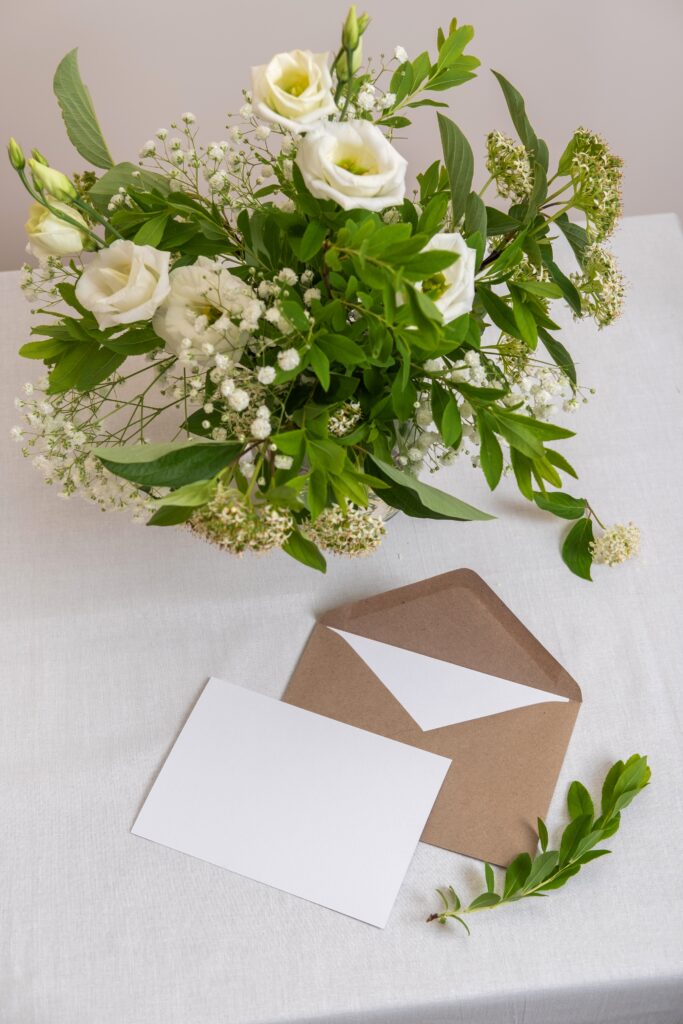 Blumen und Geld als Hochzeitsgeschenk