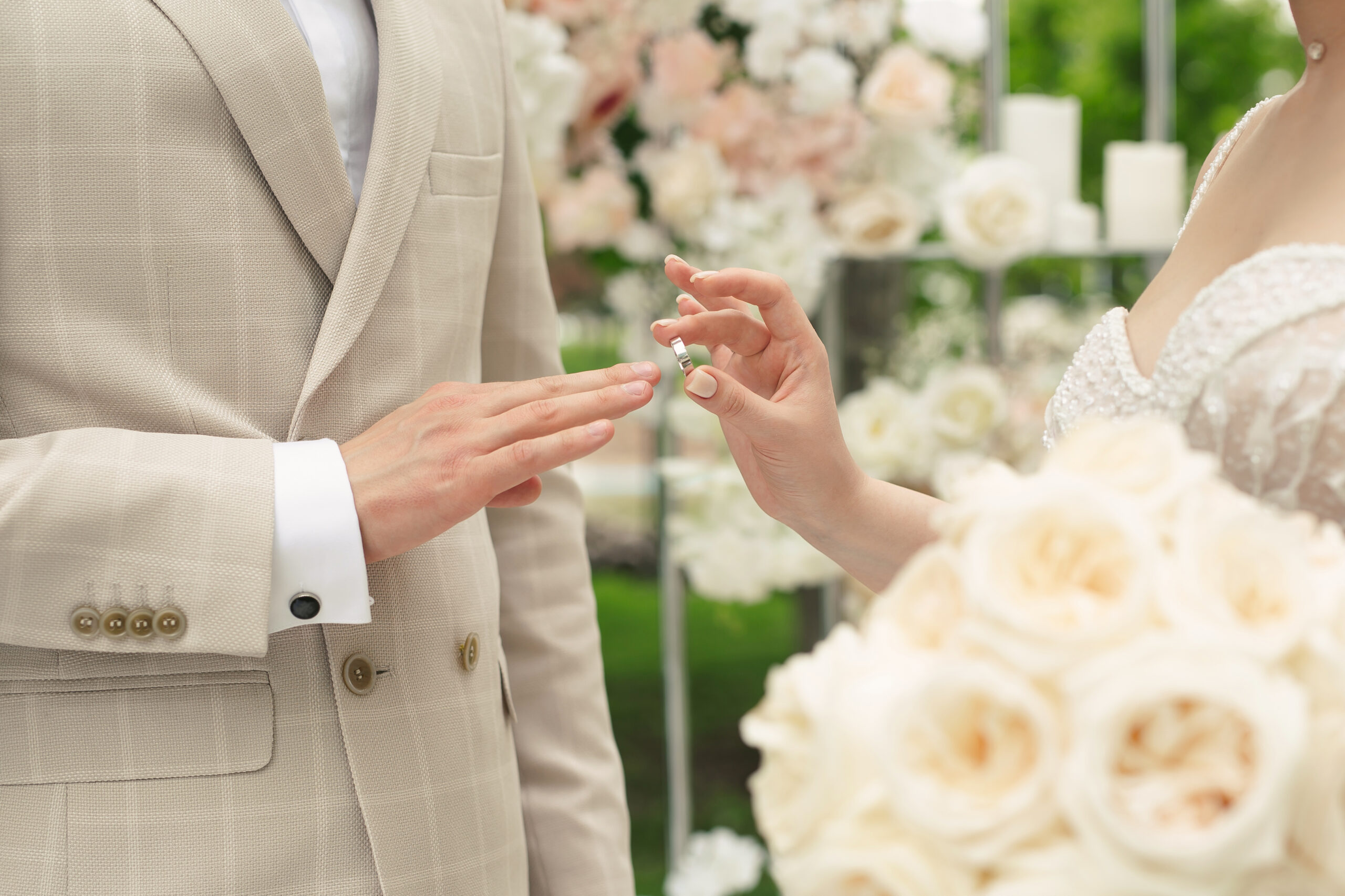 Braut steckt Bräutigam Ehering an