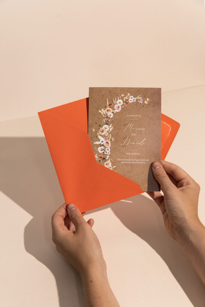 Hochzeitspapeterie Einladung für Herbst-Hochzeit in orange auf Kraftpapier mit Blumen