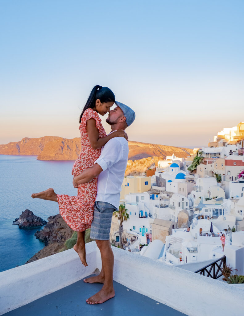 Heiratsantrag auf Santorini zum Sonnenuntergang
