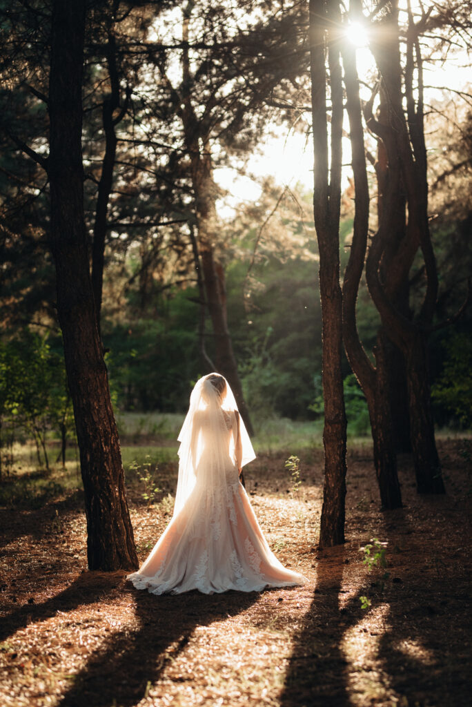 Braut bei ihrer Hochzeit im Herbst mit romantischem Licht