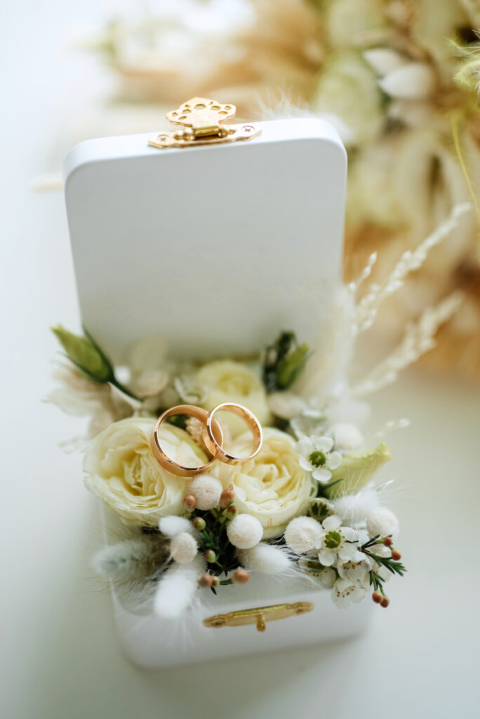 Ringbox mit Blumen statt klassischem Ringkissen