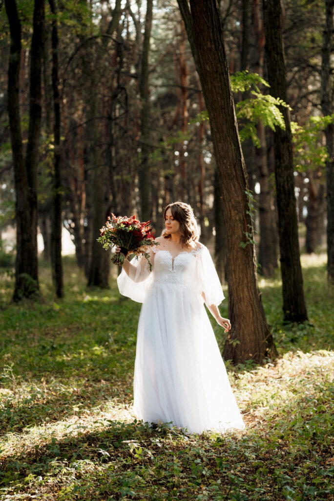 Braut im Wald beim Hochzeitsshooting im Herbst