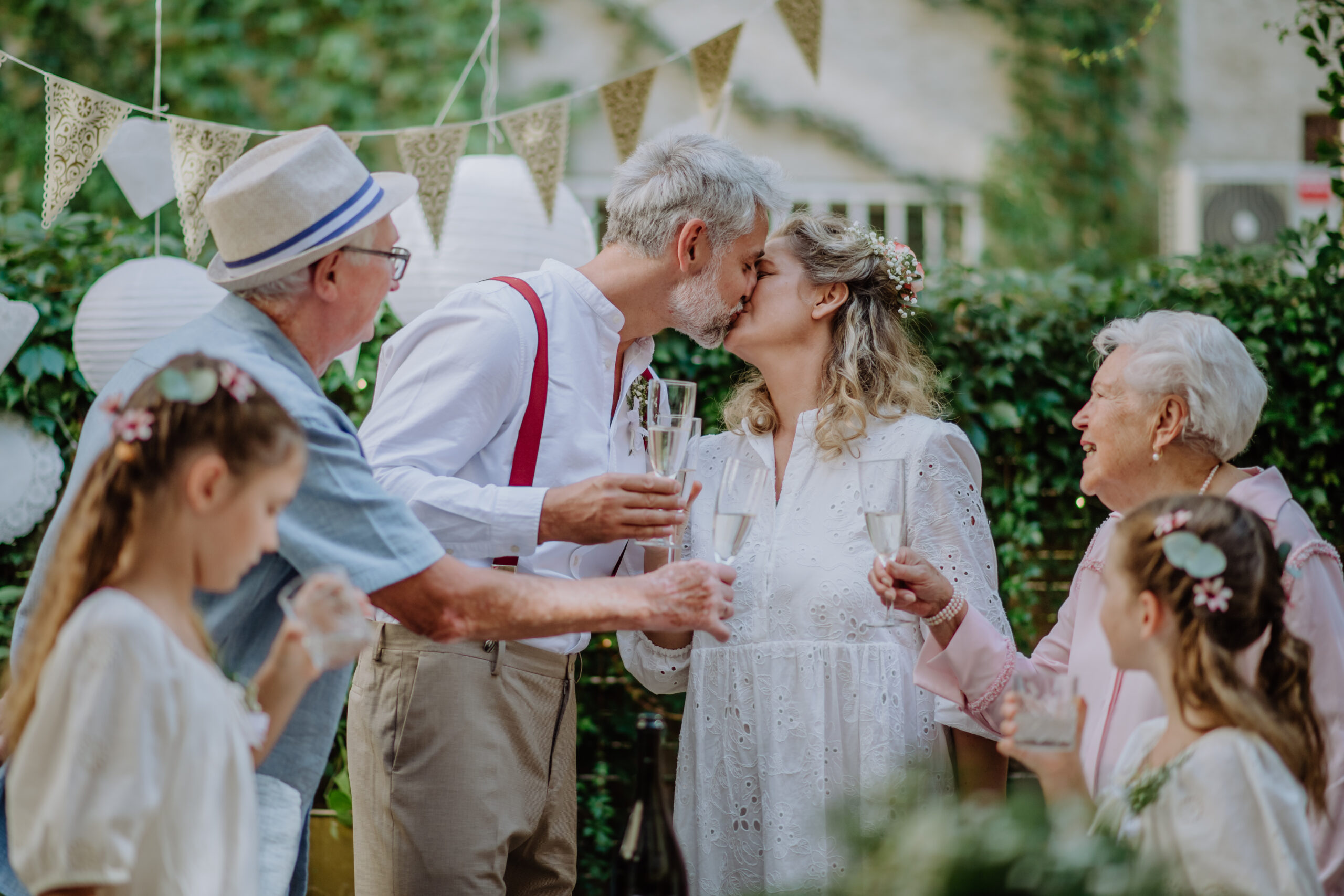 Glückliches Brautpaar bei Dankesrede auf Tiny-Wedding im Garten