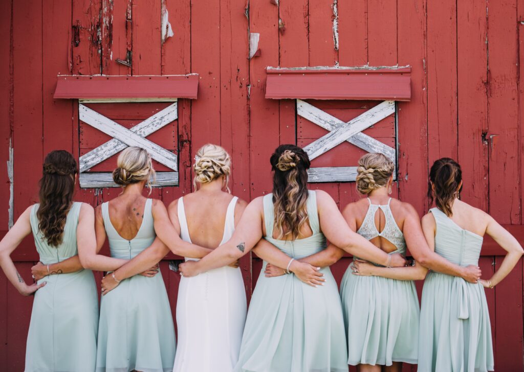 Bridemaids tragen Kleider in unterschiedlichen Schnitten, aber gleicher Farbe