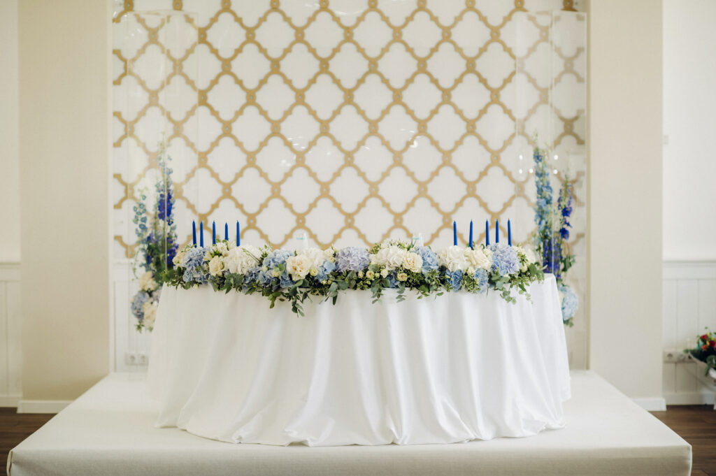 Brautpaartisch mit weiß-blauer Deko