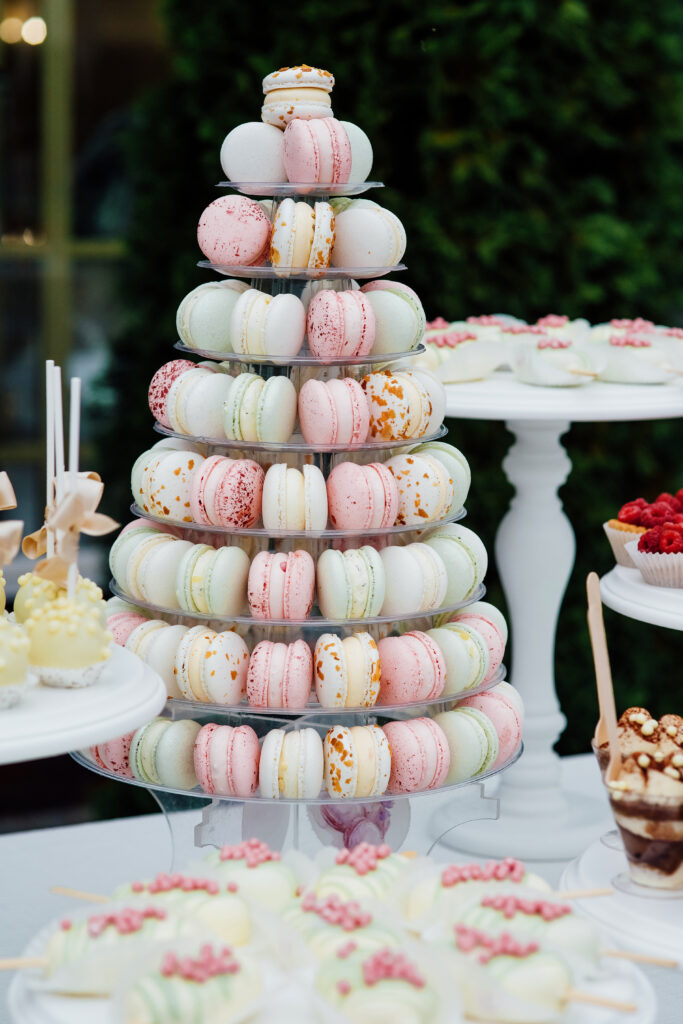 Pastelfarbener Macaron-Tower beim Dessertbuffet auf einer Hochzeit