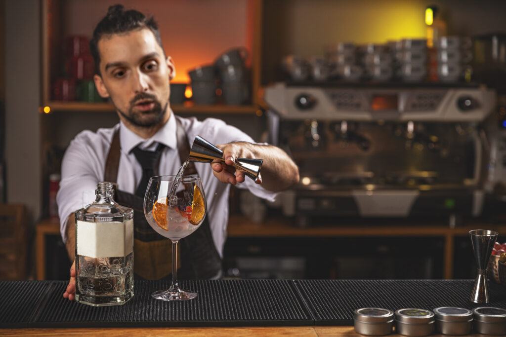 Bartender kreiert coole Getränke und Cocktails auf Hochzeitsfeier