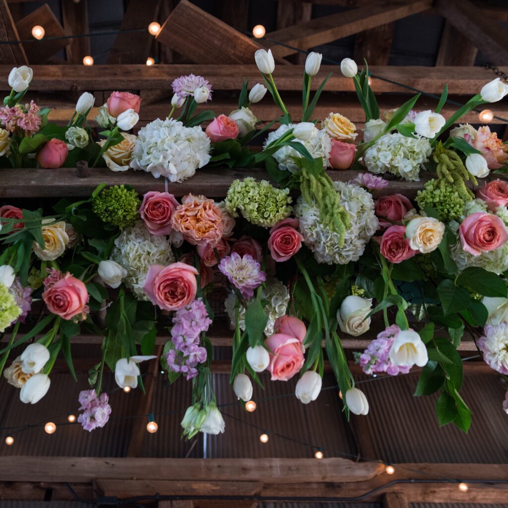 Deckenkontruktion Blumen Hochzeitsscheune
