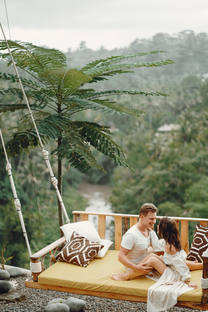 Glückliches Paar in den Flitterwochen auf Bali