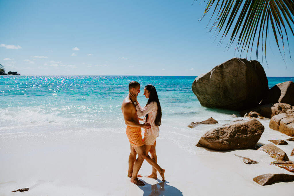 Glückliches Paar auf Hochzeitsreise auf den Seychellen