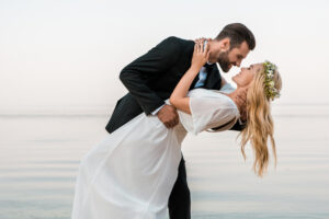 Braut und Bräutigam stressfreie Destination Wedding am Meer