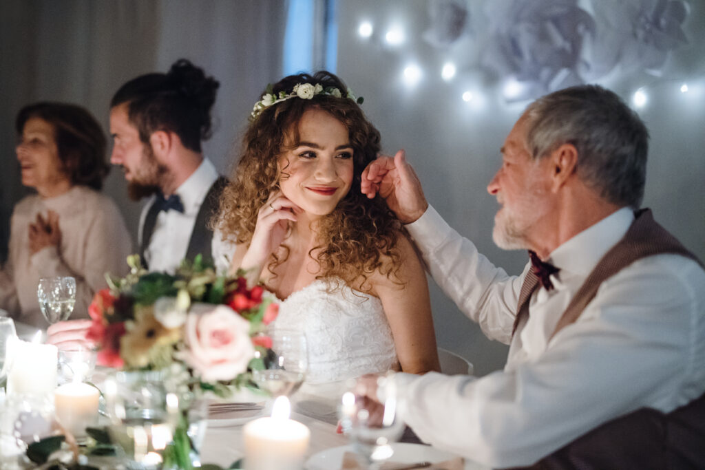 Vater streichelt seiner Tochter stolz über die Wange Hochzeit