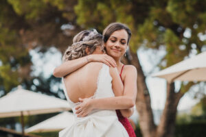 Schwestern drücken sich nach emotionaler Hochzeitsrede