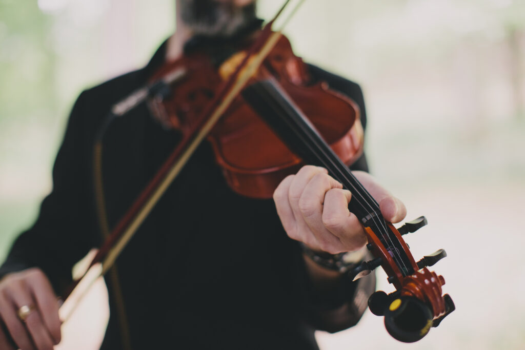 Hochzeotsmusiker Geige in Hochzeitsbudget berücksichtigen