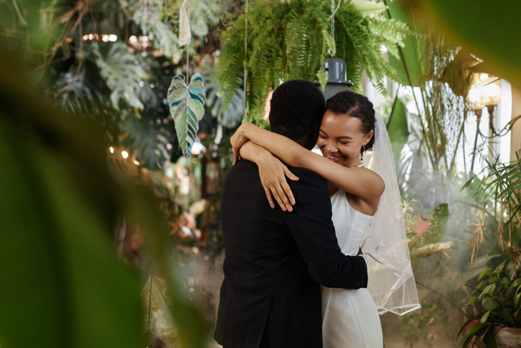 Glückliches Brautpaar bei Hochzeit nach der Geburt