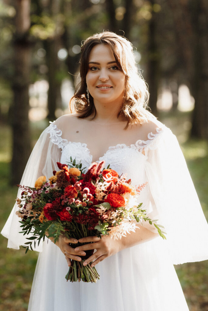 Verspieltes und leichtes Hochzeitskleid für freie Trauung im Wald