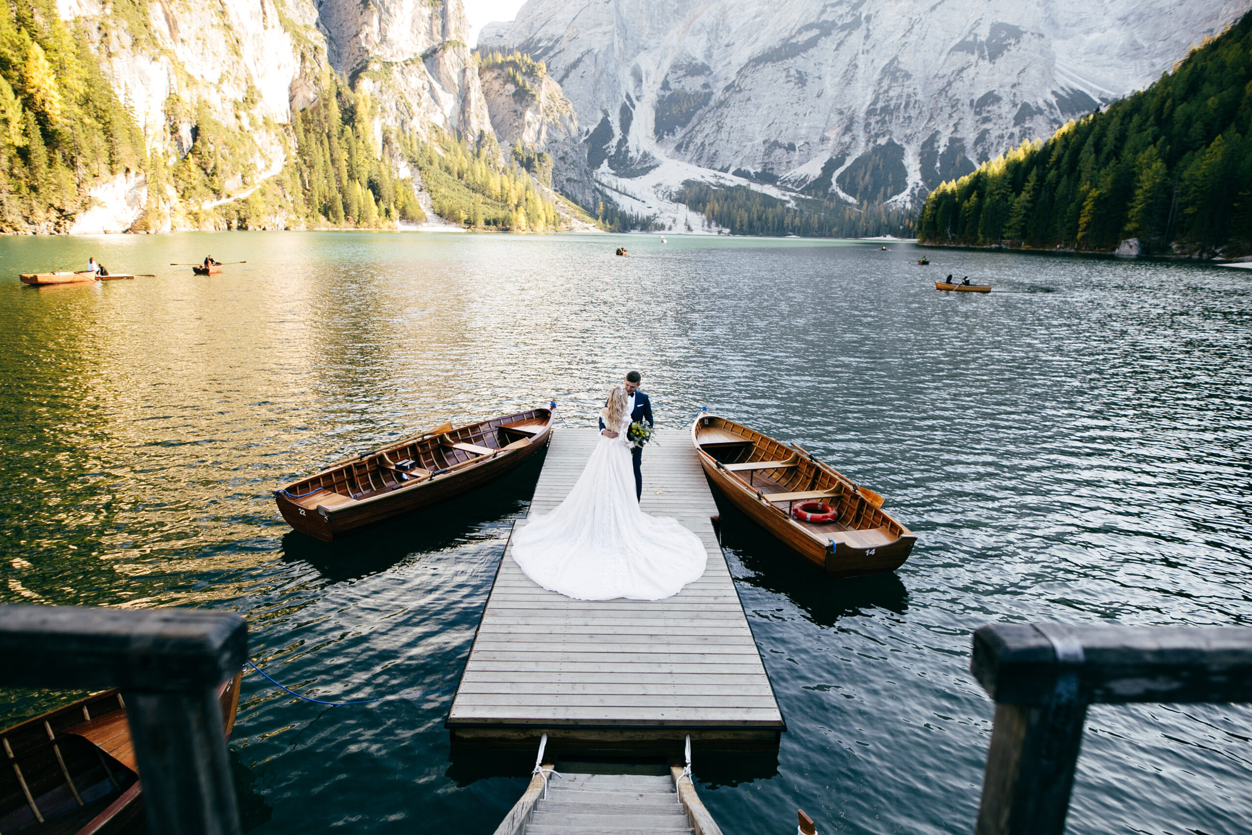 Hochzeit an einem Bergsee in den Dolomiten