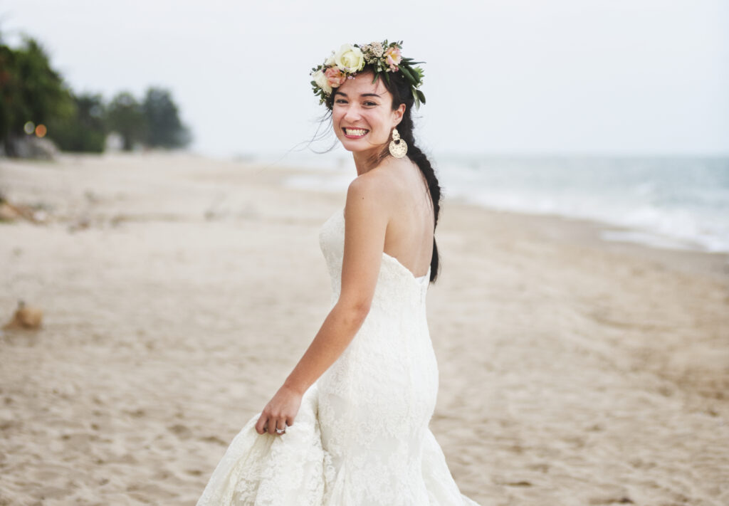 Trägerloses Brautkleid und Blumenkranz Ostsee-Hochzeit am Strand