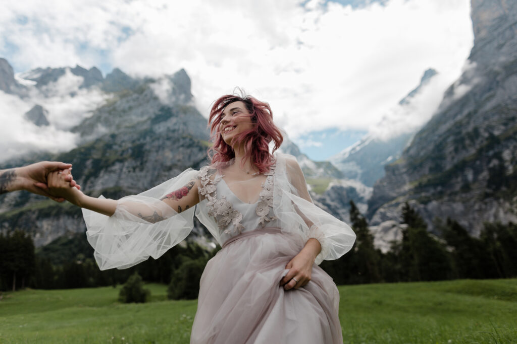 Braut mit rosa Hochzeitskleid bei Berghochzeit