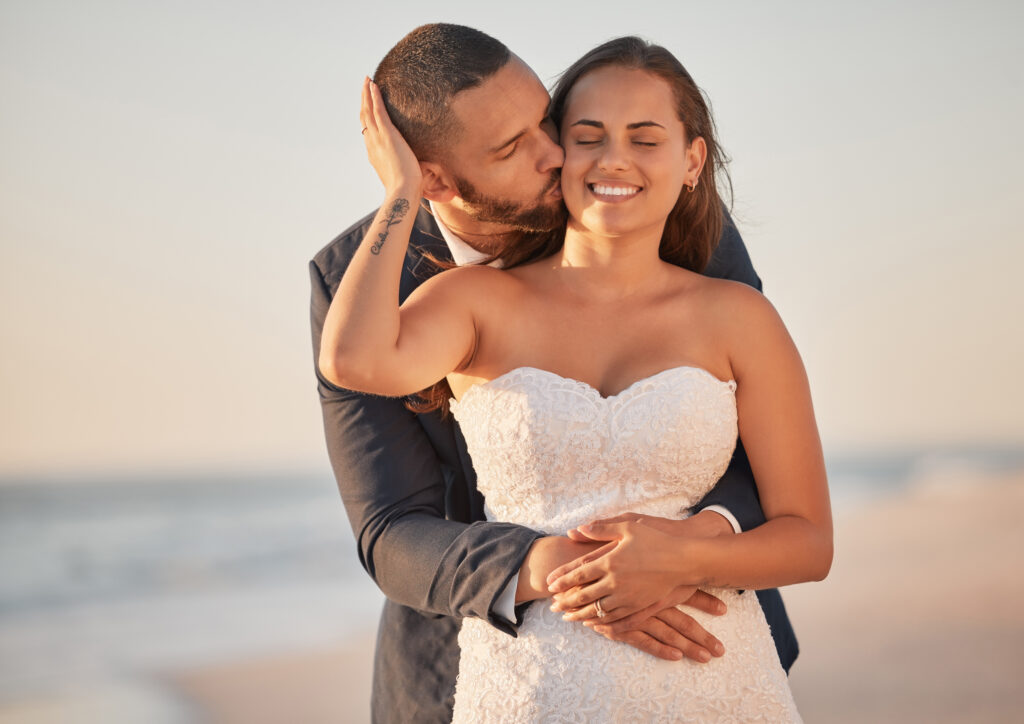 Bräutigam küsst seine Braut Strandhochzeit Ostsee