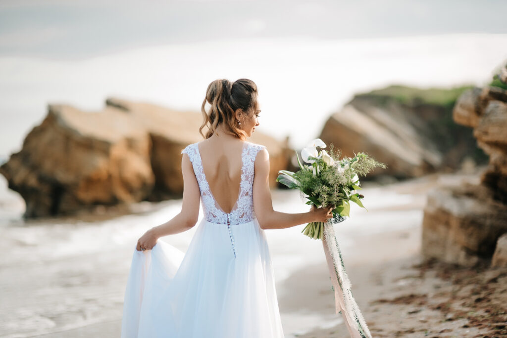 Fließendes Brautkleid Strandhochzeit an der Ostsee