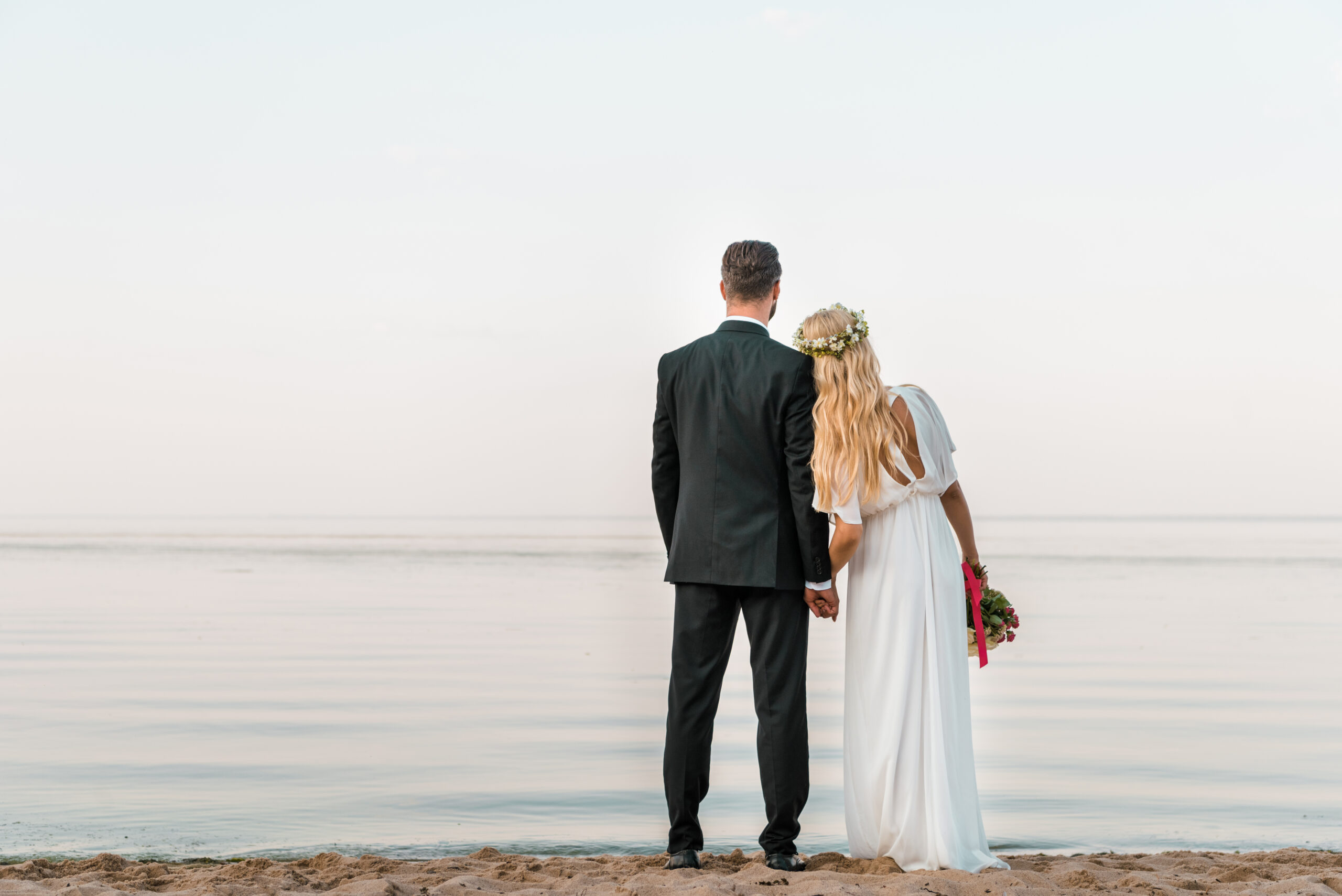 Braut und Bräutigam Strandhochzeit an der Ostsee