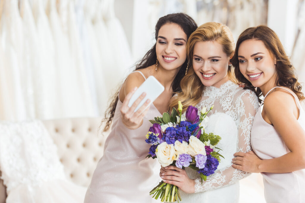 Braut und Brautjungfern machen ein Selfie