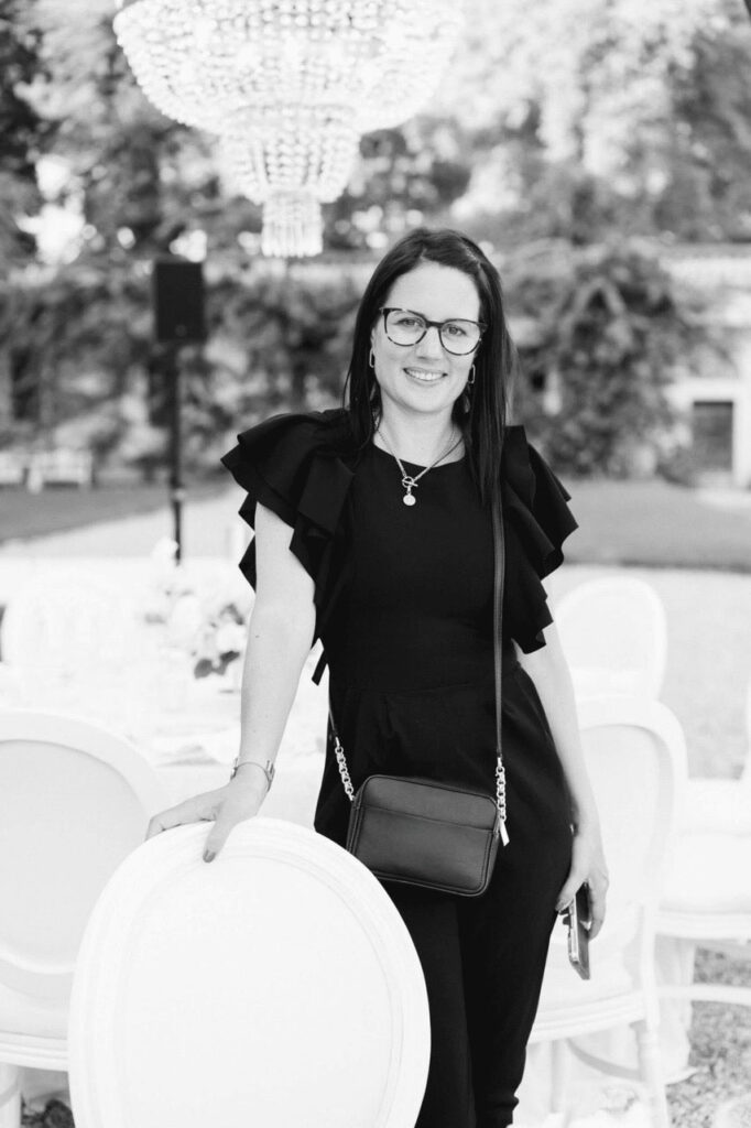 Hochzeitsplanerin Julia Weiß von Illumina Weddings in einer italienischen Hochzeitslocation