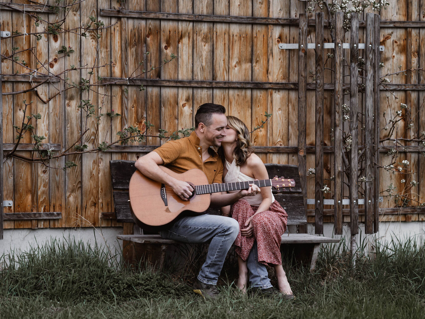 Hochzeitsmusiker Pärchen. Mann der Gitarre spielt mit seiner Frau an der Seite.