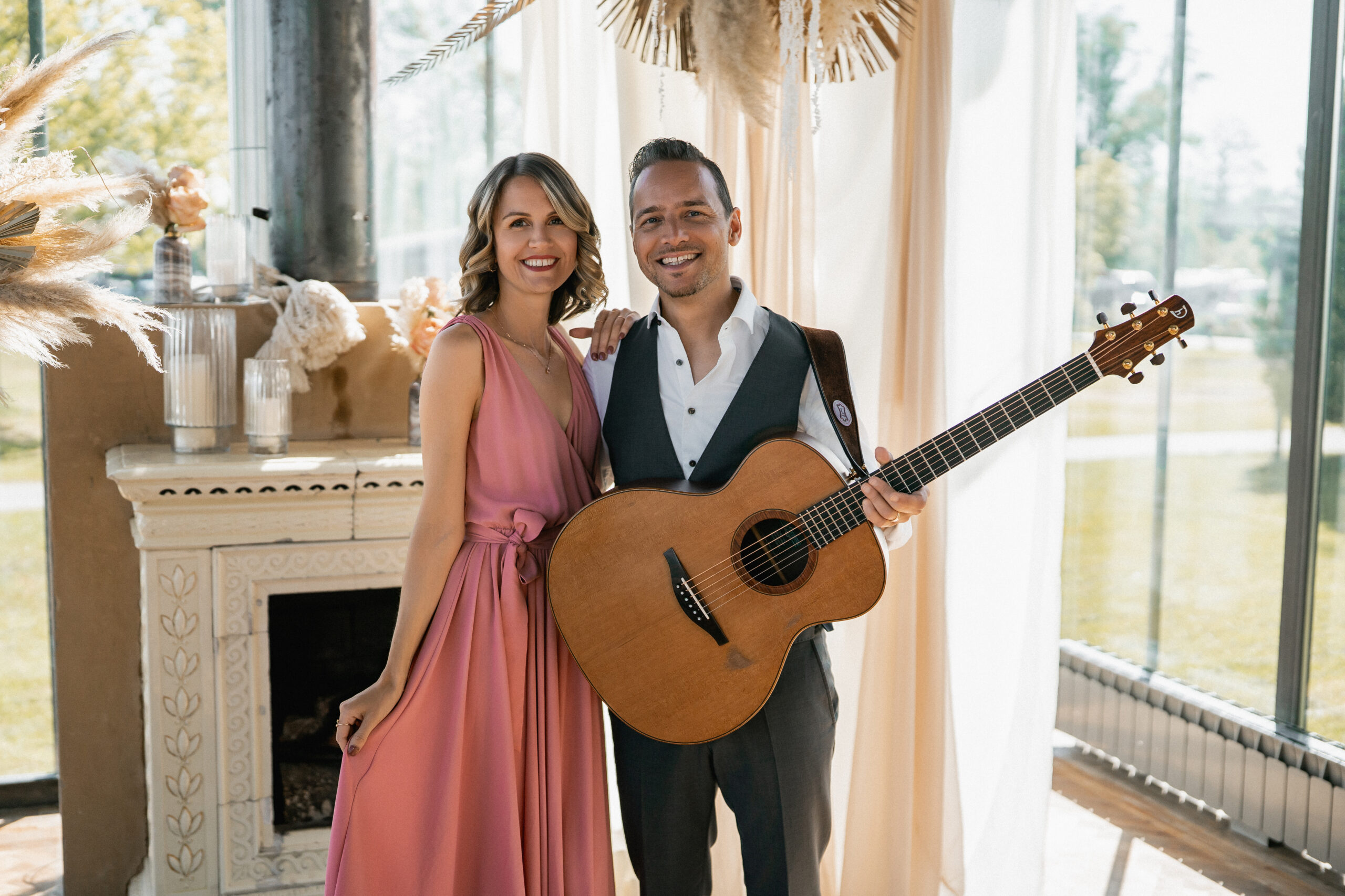 Hochzeitsmusiker mit Gitarre und Hochzeitssängerin