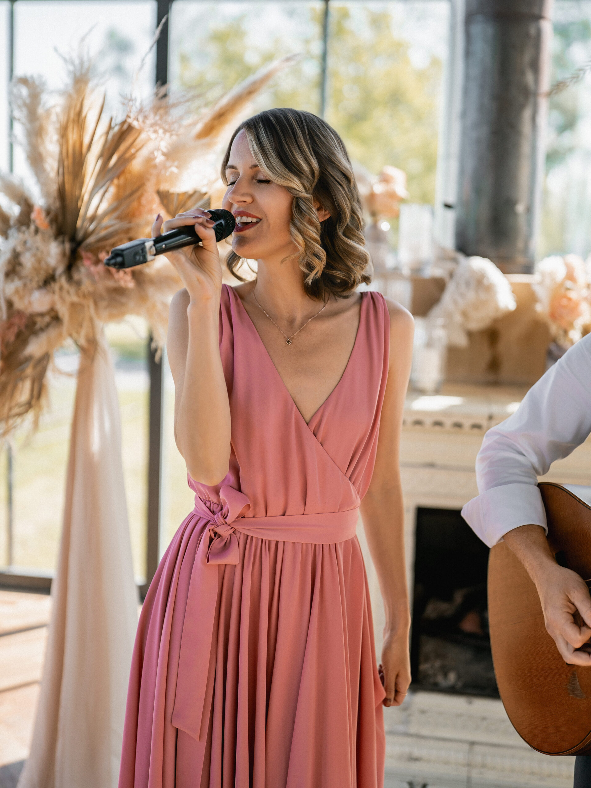 Hochzeitssängerin Sabrina Lukas von Calathea Moments beim singen auf einer Hochzeit
