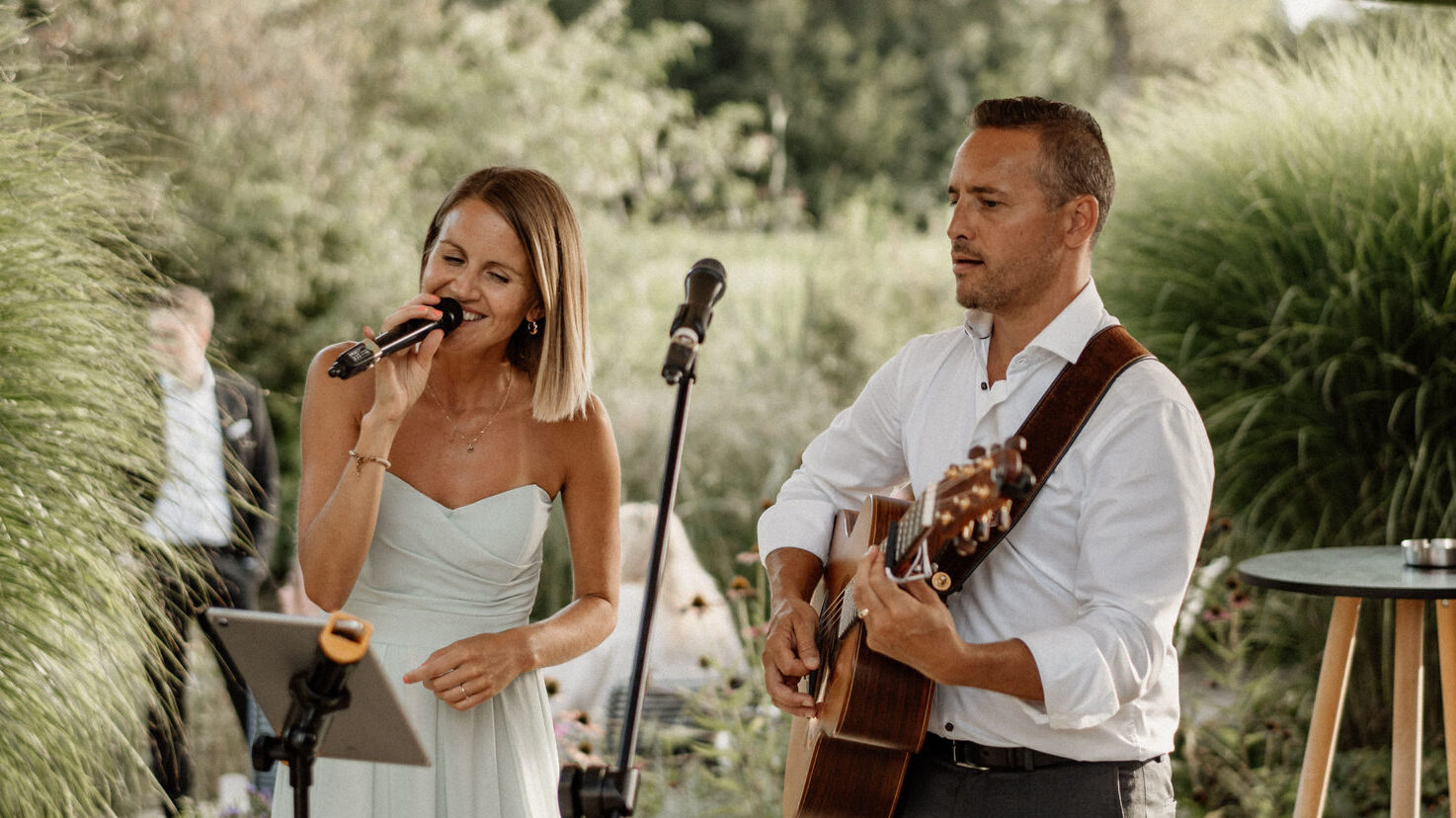 Musiker auf einer Hochzeit, die die Trauung musikalisch begleiten.